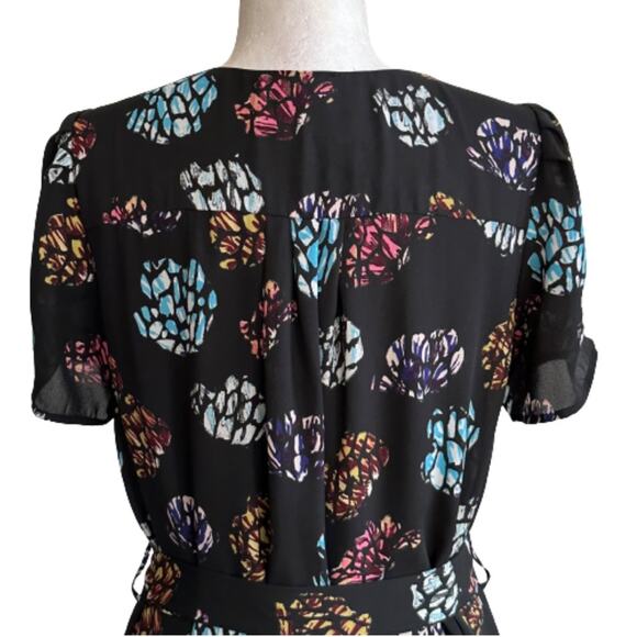 lr Black Floral Short Sleeve Sash Belt Split Neck Sheath Tunic Dress Size Small - Picture 8 of 13